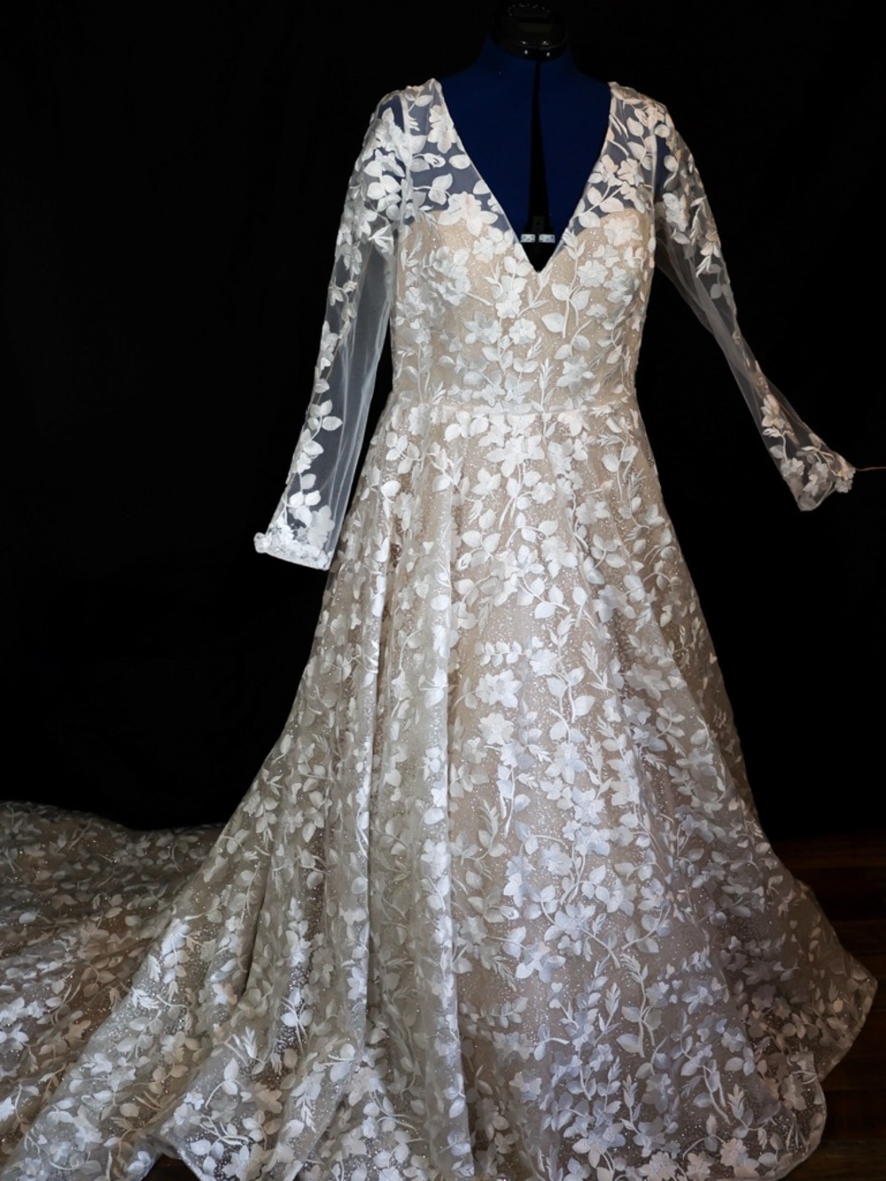 Elegant Long-Sleeve Floral Lace Wedding Dress in Ivory